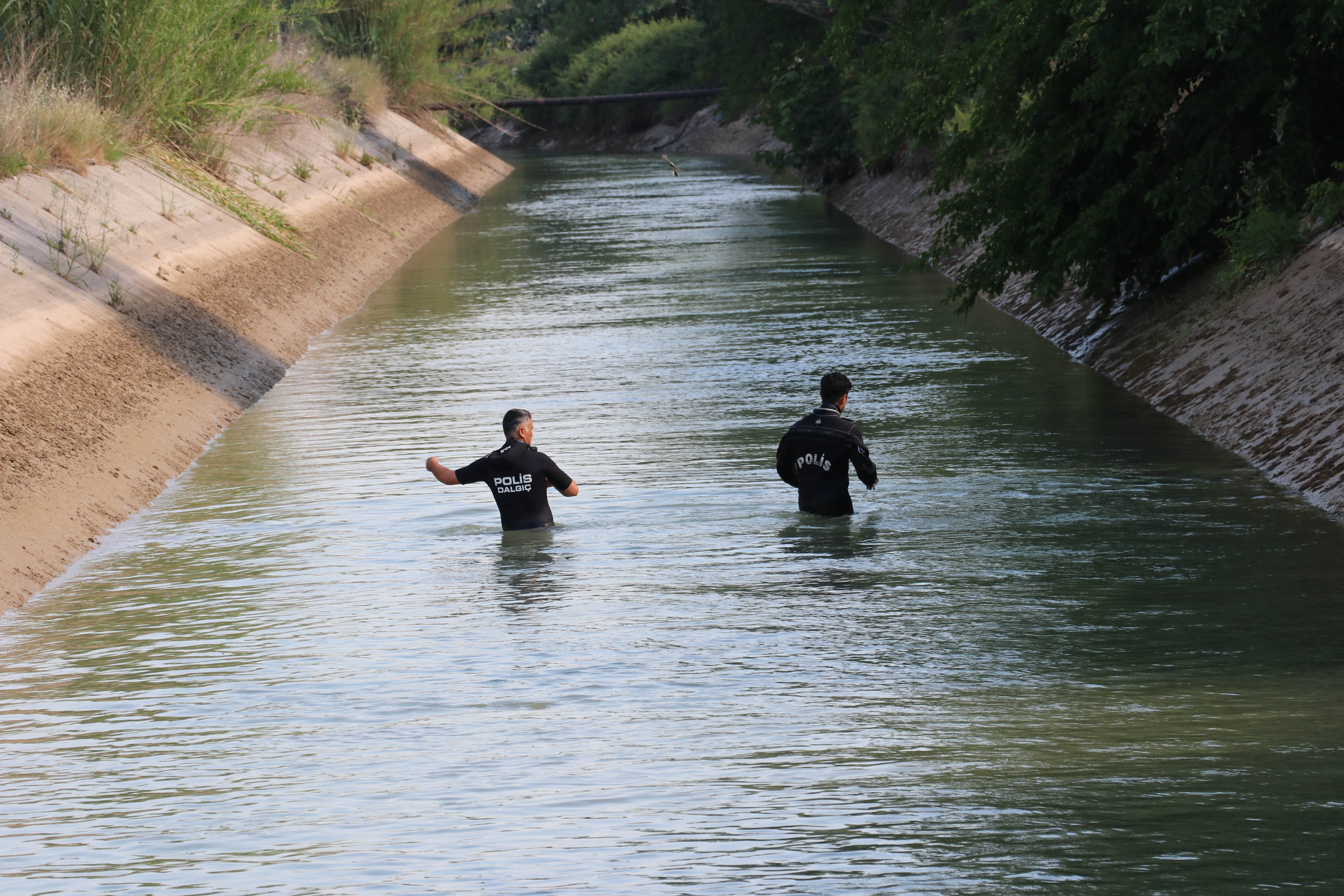 Dalgıçlar, kayıp Afgan çocuğu kanalda ele ele tutuşarak aradı - Resim : 3