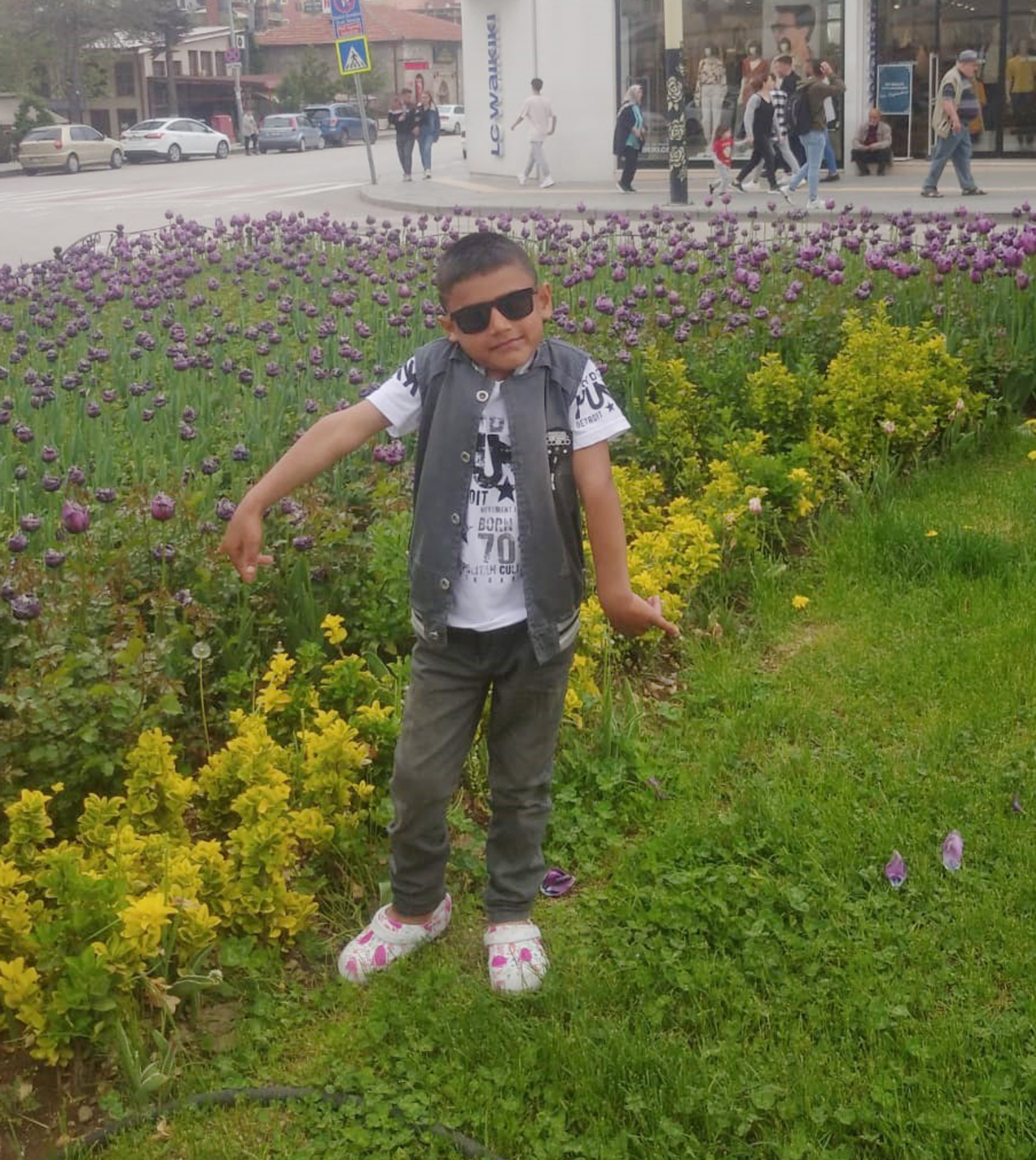 Dalgıçlar, kayıp Afgan çocuğu kanalda ele ele tutuşarak aradı - Resim : 4