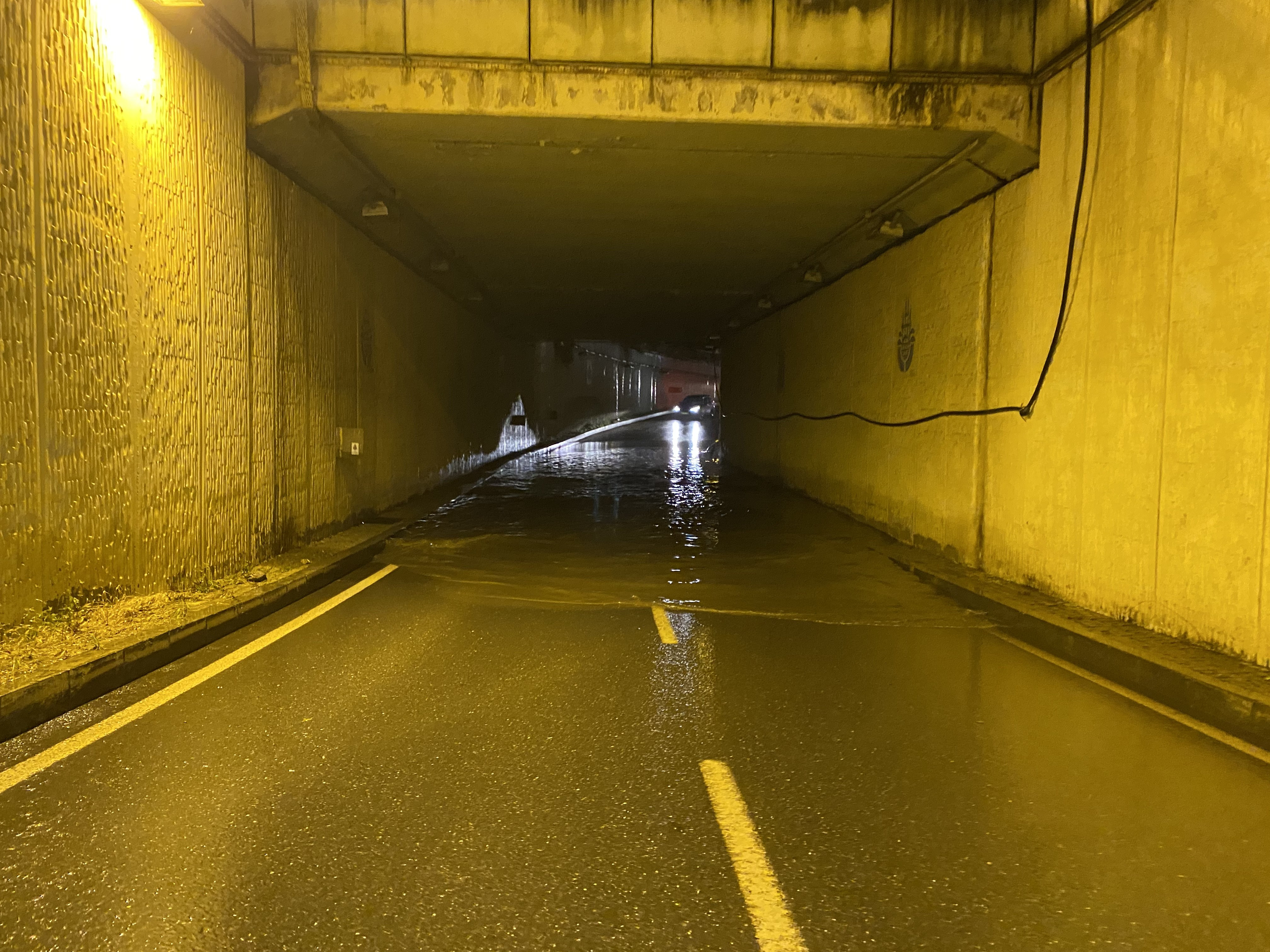 Üsküdar’da sağanak: Alt geçidi su bastı - Resim : 2