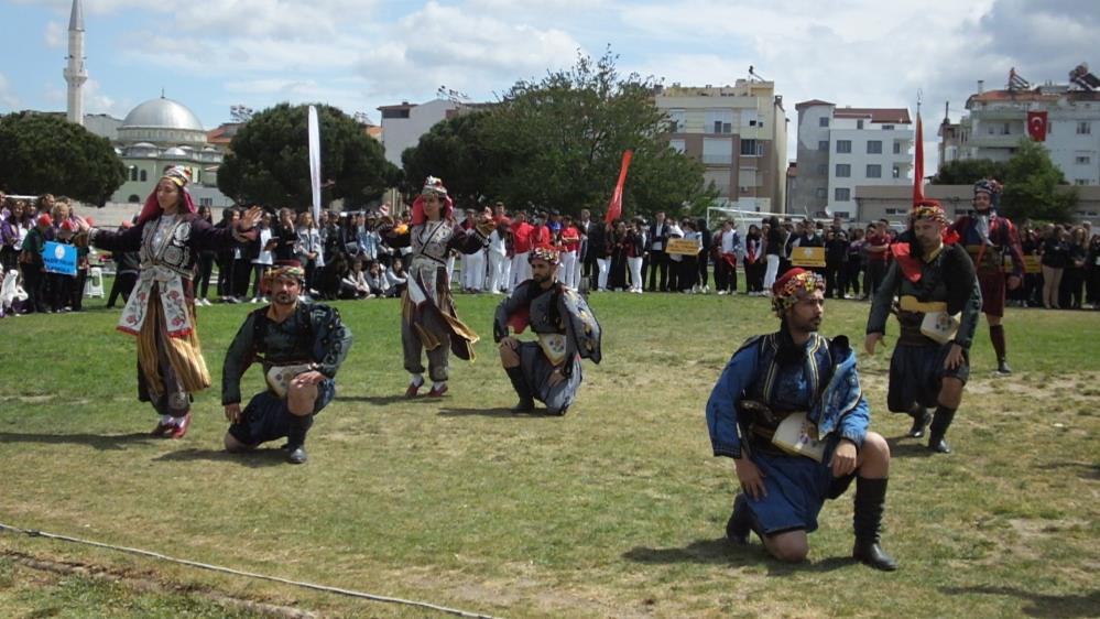 19 Mayıs törenlerine sokak köpekleri damga vurdu - Resim : 2