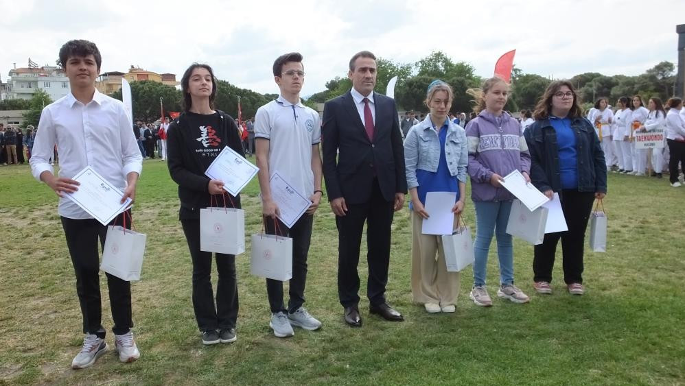 19 Mayıs törenlerine sokak köpekleri damga vurdu - Resim : 5