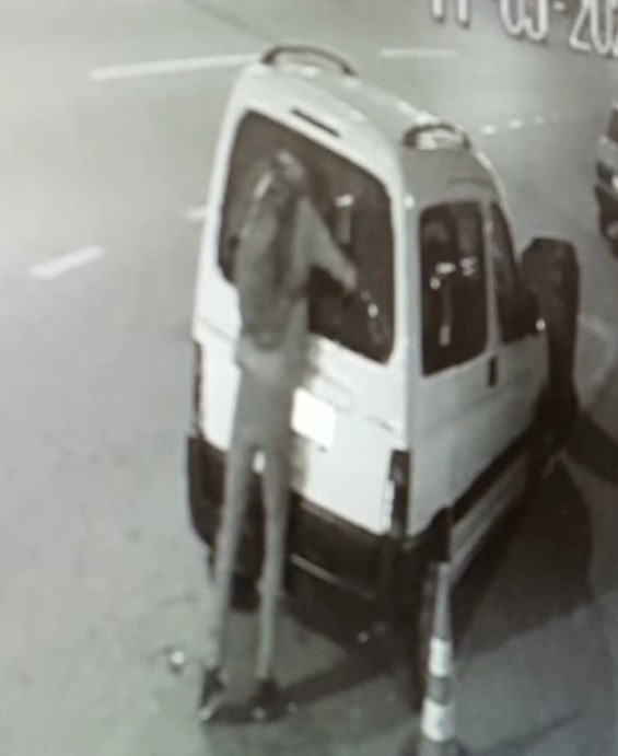 Araç sahiplerinin korkulu rüyası olmuştu. 11 araçtan 247 bin liralık hırsızlığın şüphelisi yakalandı - Resim : 2