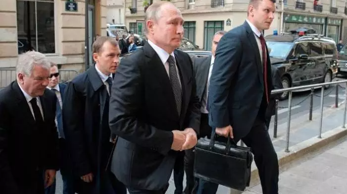 Putin'in yanından ayırmadığı çantasının sırrı ortaya çıktı. Dünyayı her an  ateşe atabilir