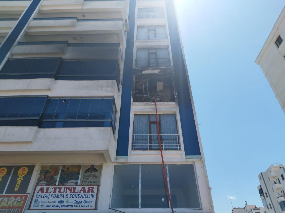 Diyarbakır’da ev alevlere teslim oldu - Resim : 4