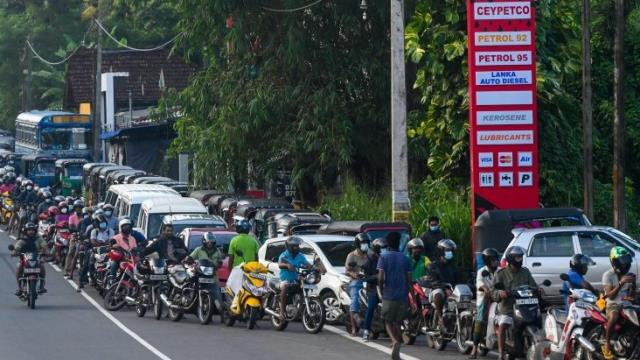 Temerrüde düşen Sri Lanka’da benzin bitti hayat durdu - Resim : 2