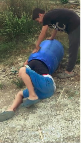 Varil içinde tehlikeli eğlence - Resim : 2