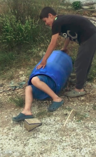 Varil içinde tehlikeli eğlence - Resim : 3