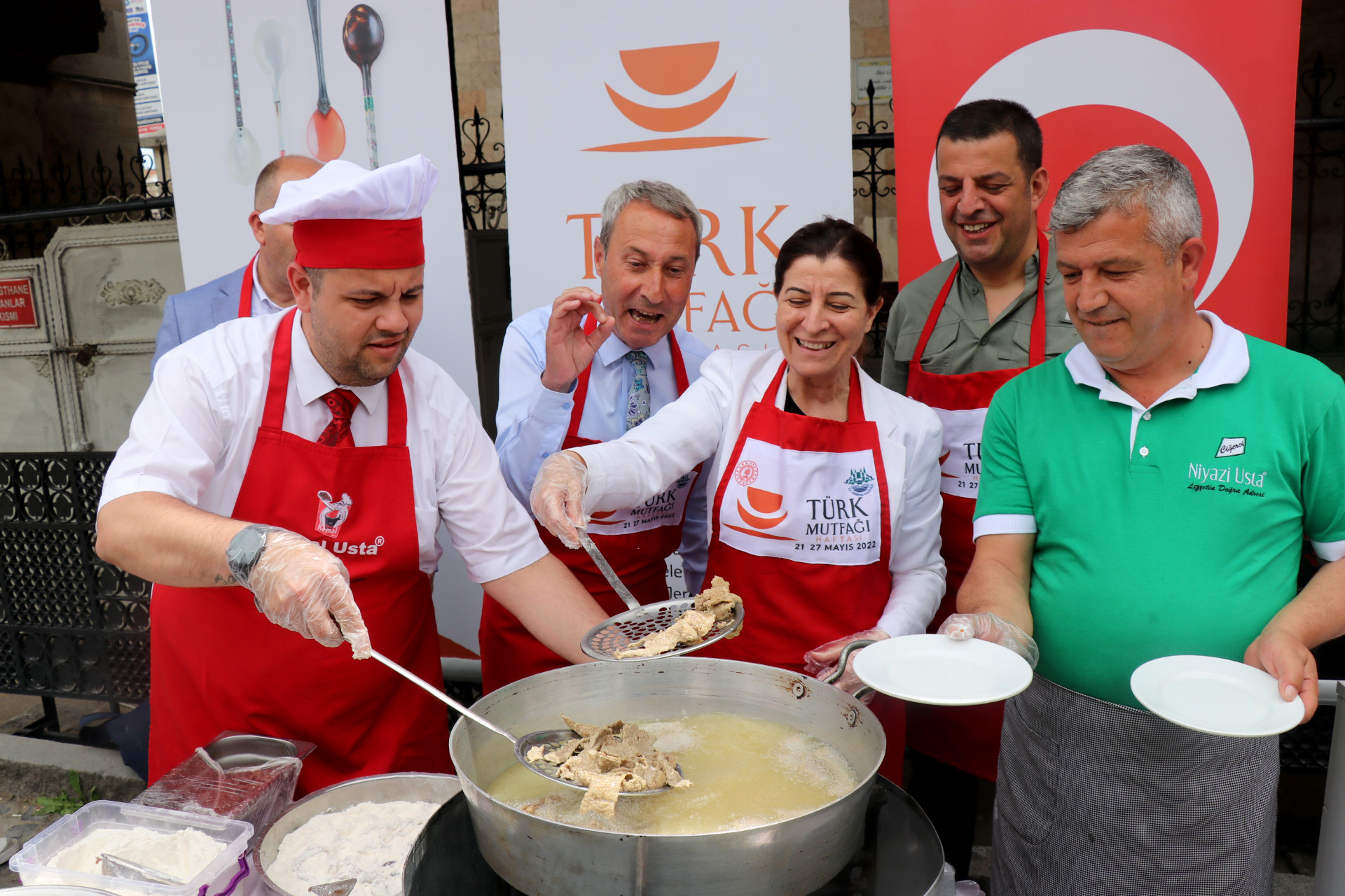 Edirne'de dağıtılan 300 kilo ciğer, 10 dakikada tükendi - Resim : 1