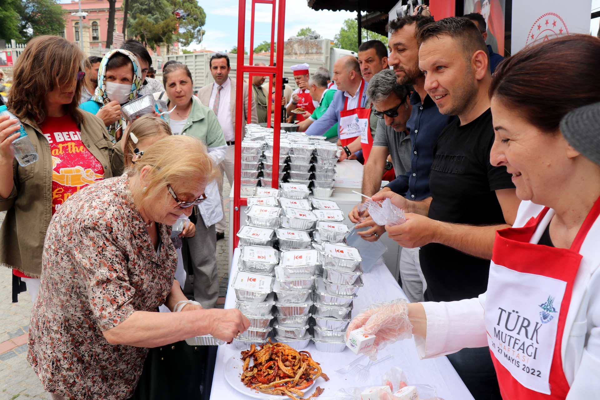 Edirne'de dağıtılan 300 kilo ciğer, 10 dakikada tükendi - Resim : 4
