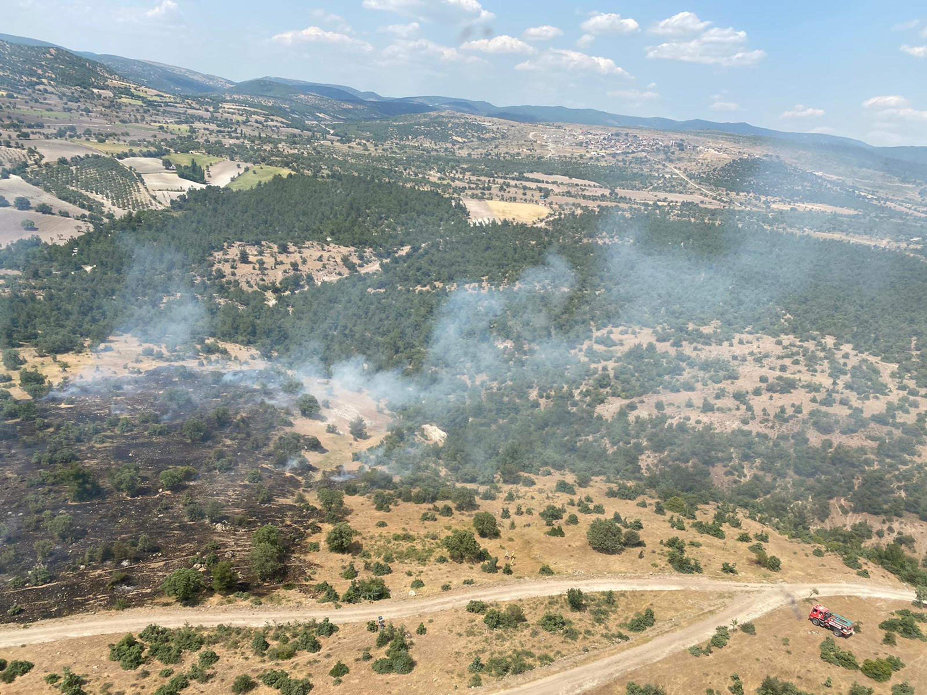 Manisa'daki orman yangını büyümeden söndürüldü - Resim : 1