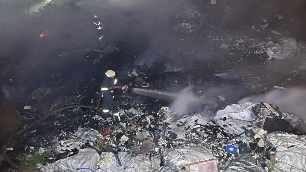 Palet deposu alevlere teslim - Resim : 1