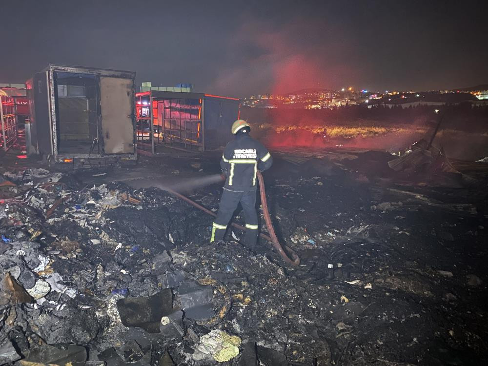 Palet deposu alevlere teslim - Resim : 3