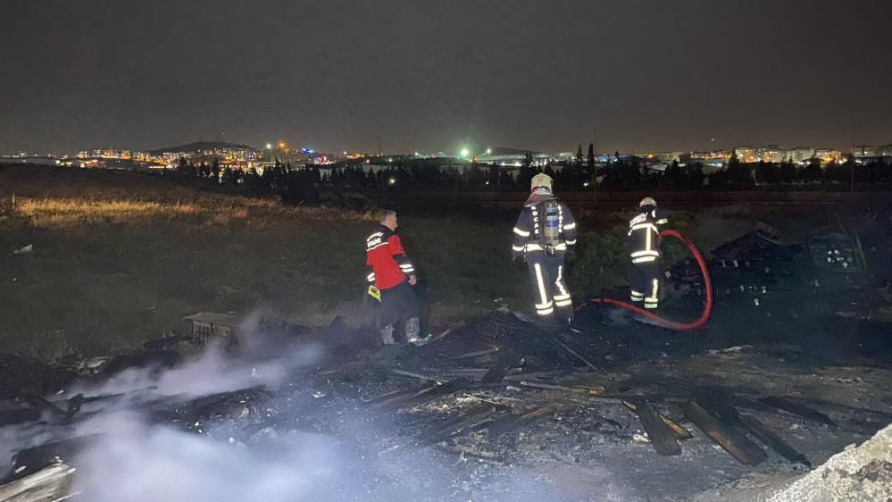 Palet deposu alevlere teslim - Resim : 4