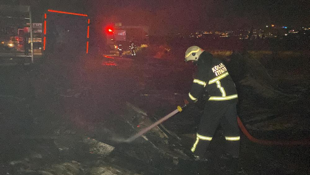 Palet deposu alevlere teslim - Resim : 5