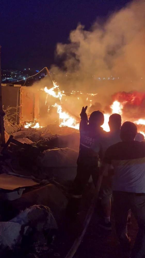 Palet deposu alevlere teslim - Resim : 8