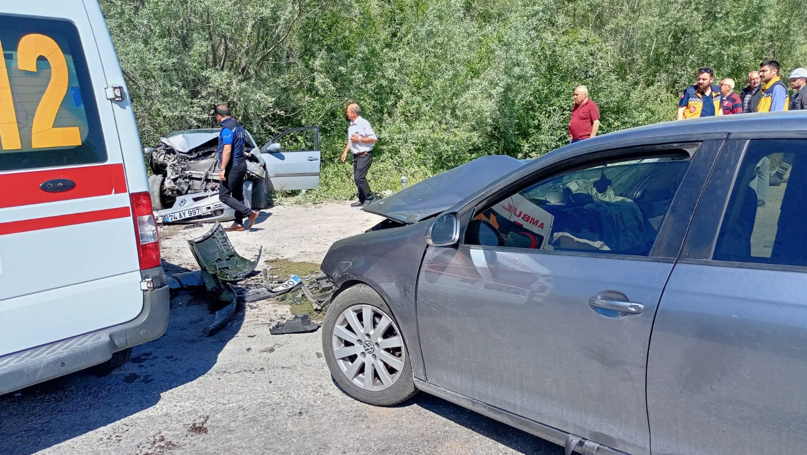 İki otomobil kafa kafaya çarpıştı: 8 yaralı - Resim : 2