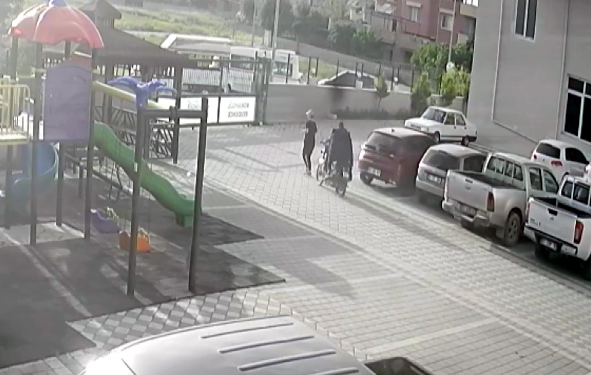 Motosiklet hırsızı sevgililer kameraya böyle yakalandı - Resim : 3