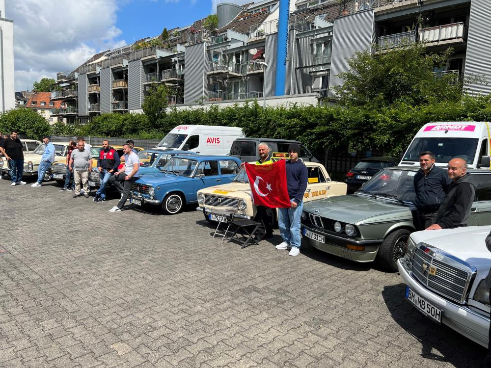 Almanya'daki Türklerden nostaljik araç konvoyu. Köln sokaklarında Türk rüzgarı esti - Resim : 3
