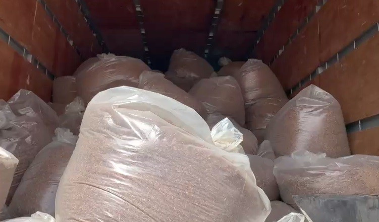 Tonlarca yakalandı polis rafları doldurdu - Resim : 1