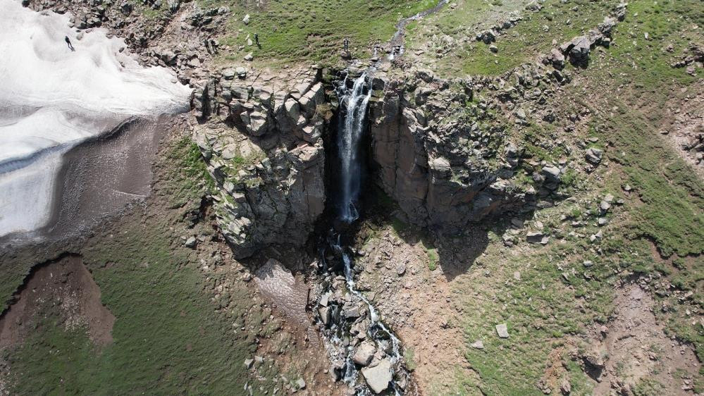 Doğu'nun Çukurova'nda kar suları şelale oluşturdu - Resim : 1