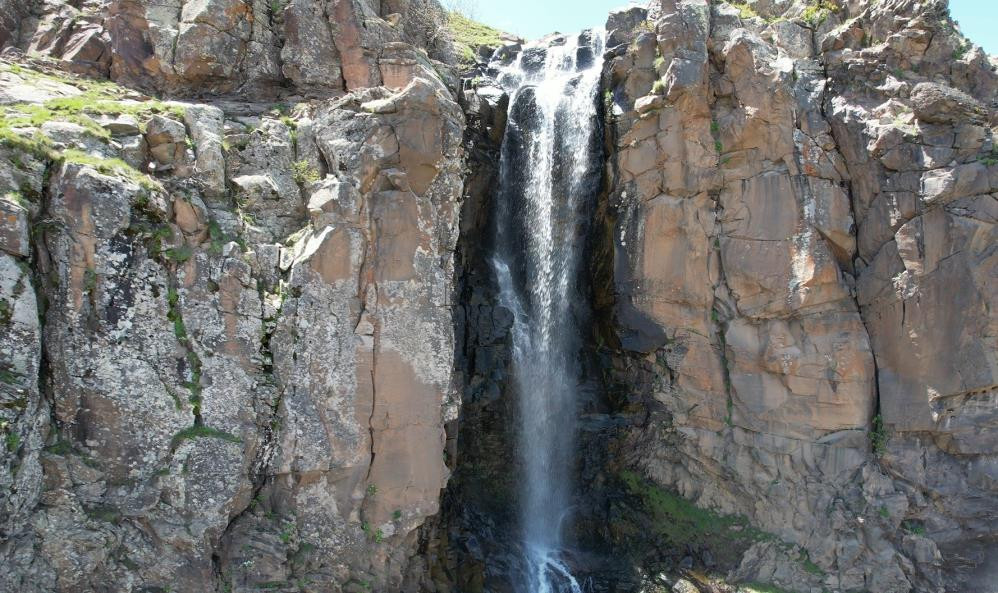 Doğu'nun Çukurova'nda kar suları şelale oluşturdu - Resim : 2