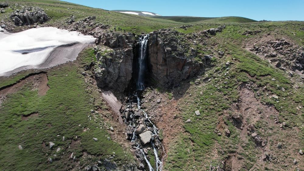 Doğu'nun Çukurova'nda kar suları şelale oluşturdu - Resim : 4