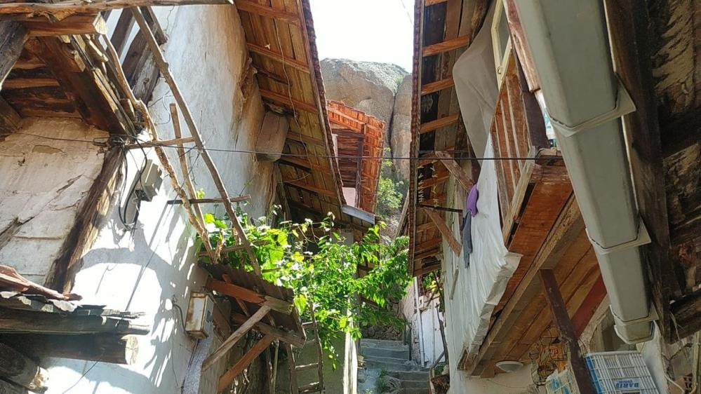 Dağdan kopan dev kayalar evi hedef aldı - Resim : 3