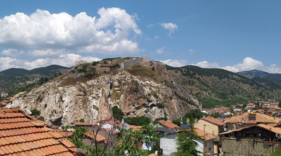 Dağdan kopan dev kayalar evi hedef aldı - Resim : 5