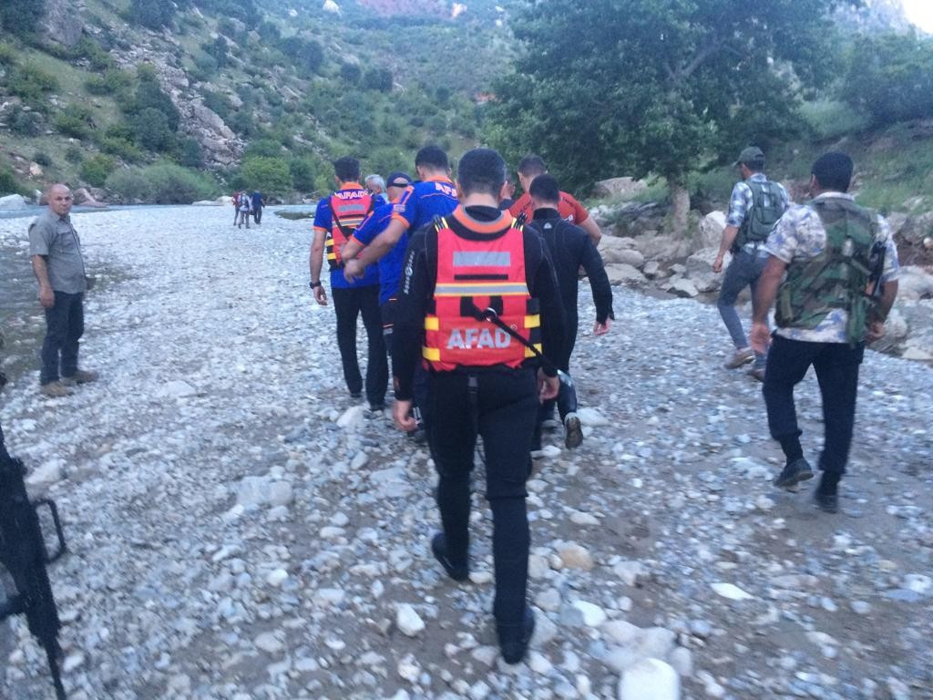 Küçük kızı kurtarmaya çalışan kadın akıntıya kapılarak kilometrelerce sürüklendi - Resim : 2