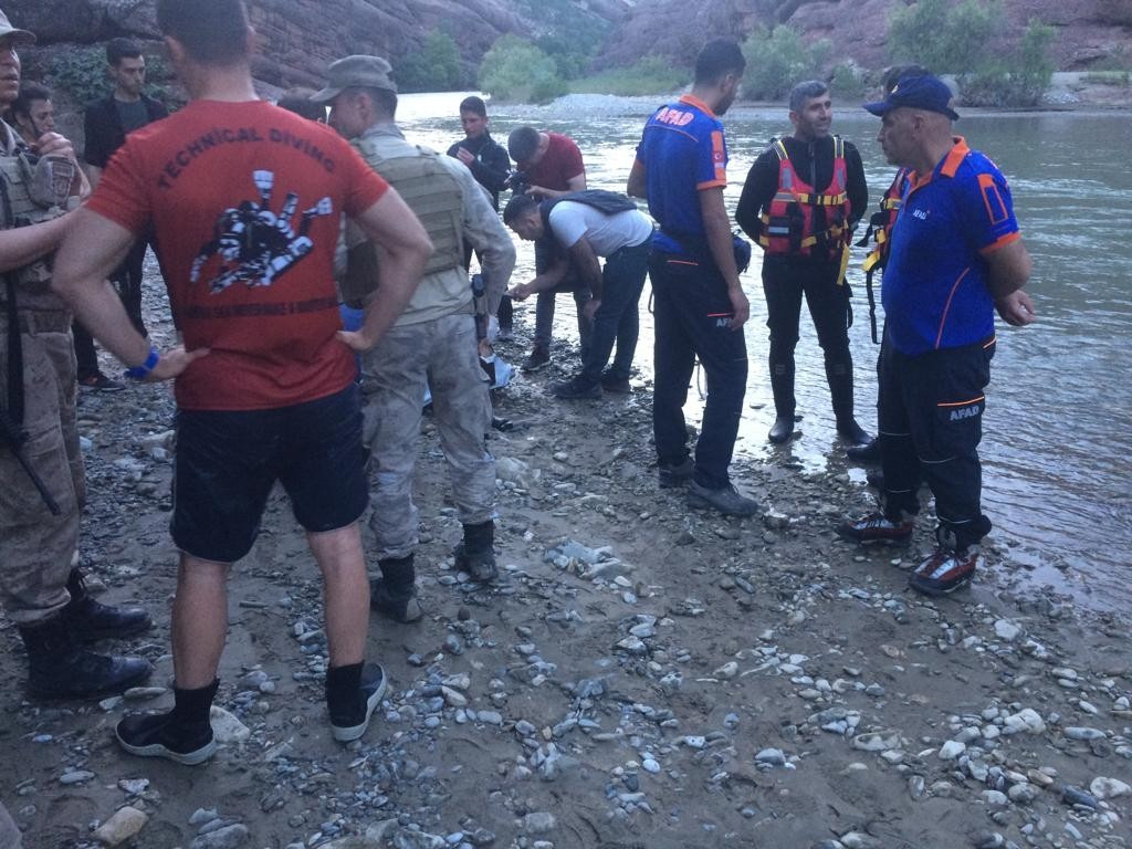 Küçük kızı kurtarmaya çalışan kadın akıntıya kapılarak kilometrelerce sürüklendi - Resim : 5