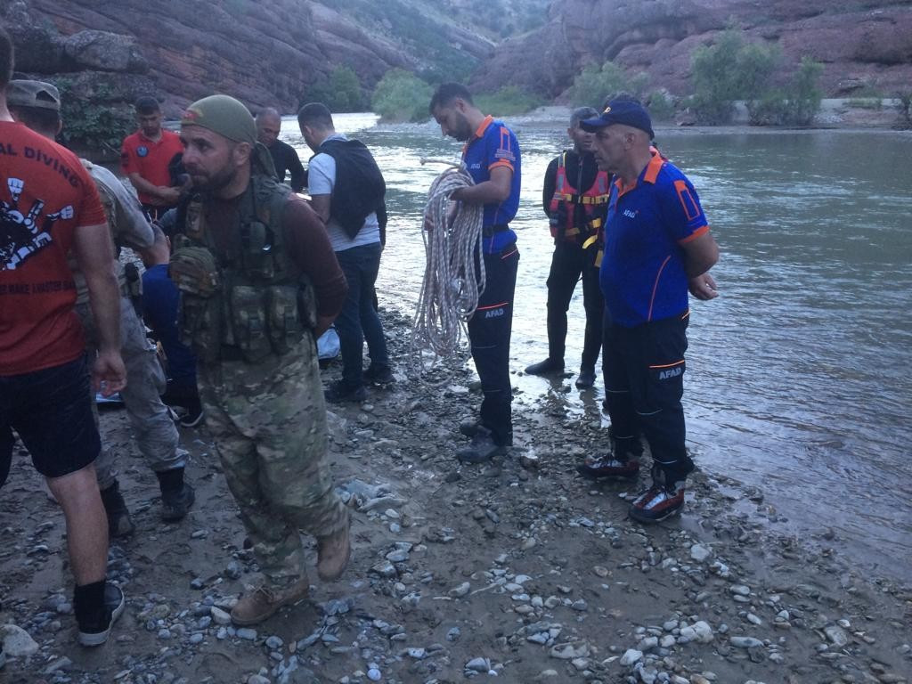 Küçük kızı kurtarmaya çalışan kadın akıntıya kapılarak kilometrelerce sürüklendi - Resim : 6