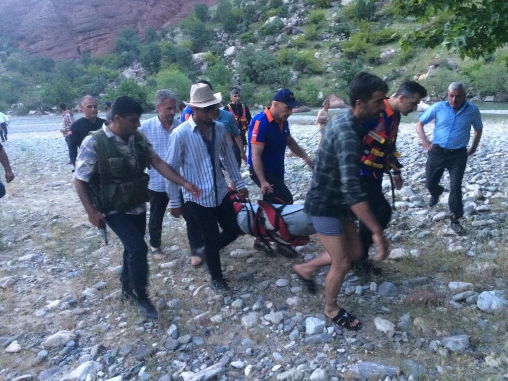 Küçük kızı kurtarmaya çalışan kadın akıntıya kapılarak kilometrelerce sürüklendi - Resim : 7