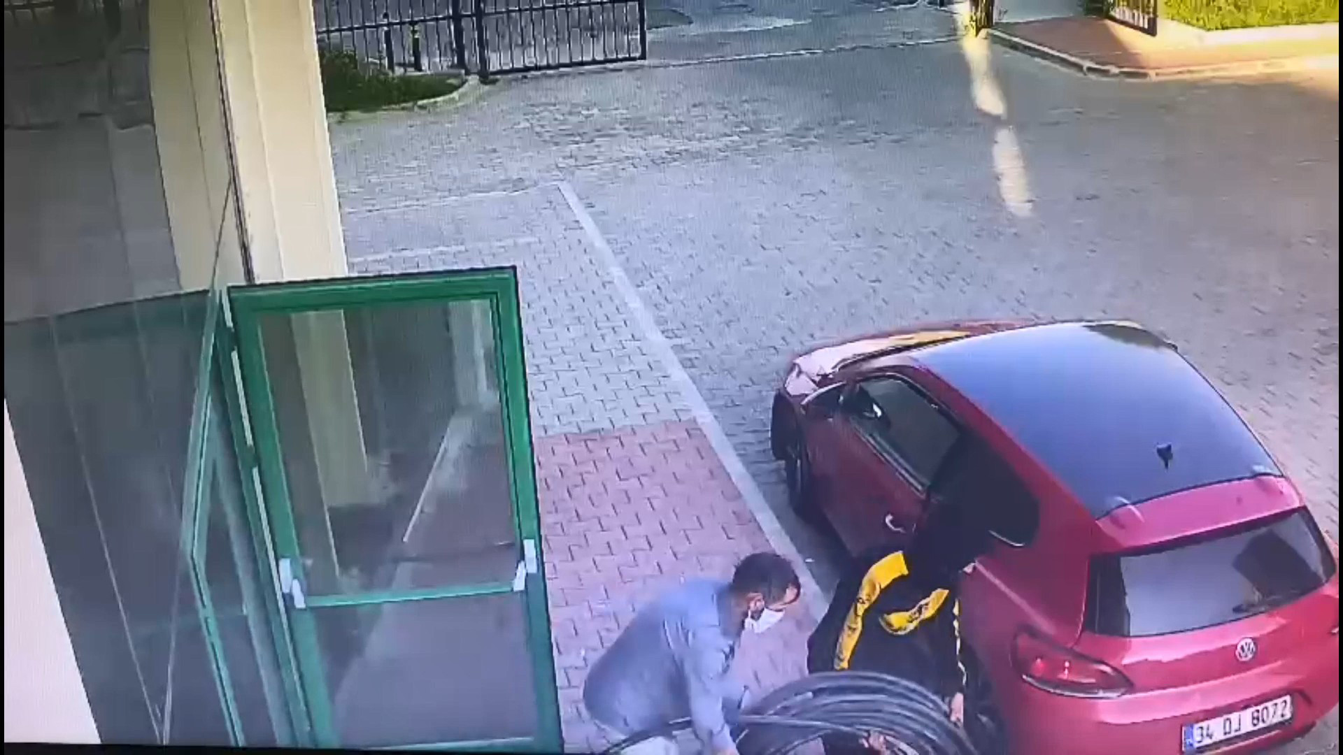 Caminin elektrik kablolarını çaldılar - Resim : 1