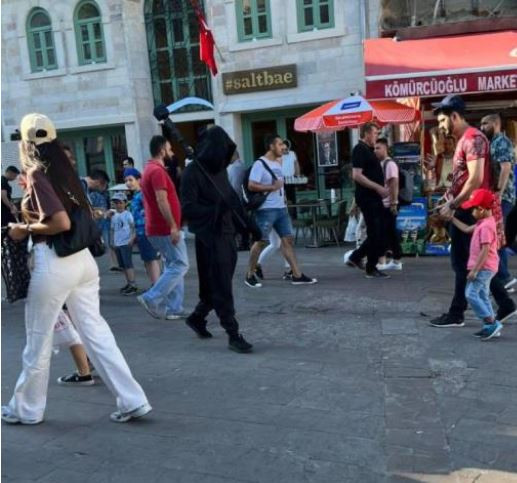 Batın bu dünya. Adamın tamamen yanmasını seyrettiler. Kimi selfie çekti kimi fotoğraf kimi de video. Sebebi ne olursa olsun yanan bir insan - Resim : 3