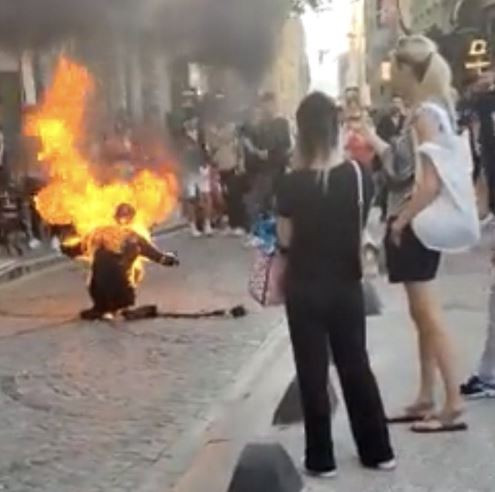 Batın bu dünya. Adamın tamamen yanmasını seyrettiler. Kimi selfie çekti kimi fotoğraf kimi de video. Sebebi ne olursa olsun yanan bir insan - Resim : 1