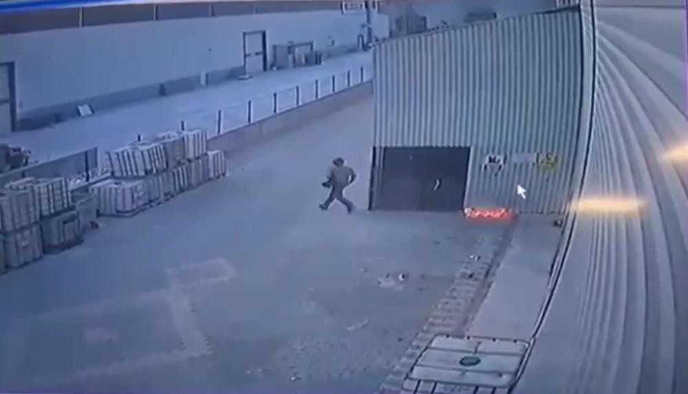 Koca fabrikayı böyle yakıp patlattı - Resim : 1