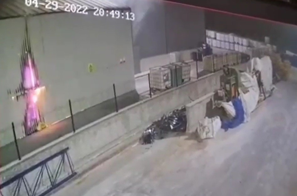 Koca fabrikayı böyle yakıp patlattı - Resim : 5