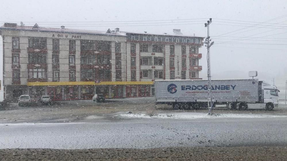 Ardahan'da kar bastırdı göz gözü görmüyor - Resim : 2