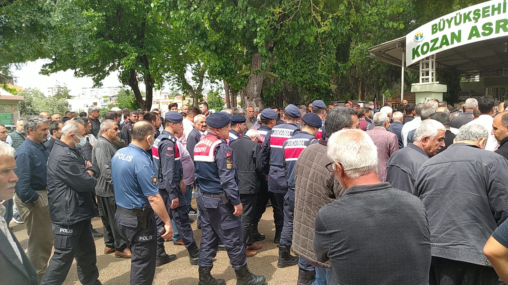 Silahlı saldırıda ölen mobilyacı toprağa verildi - Resim : 5