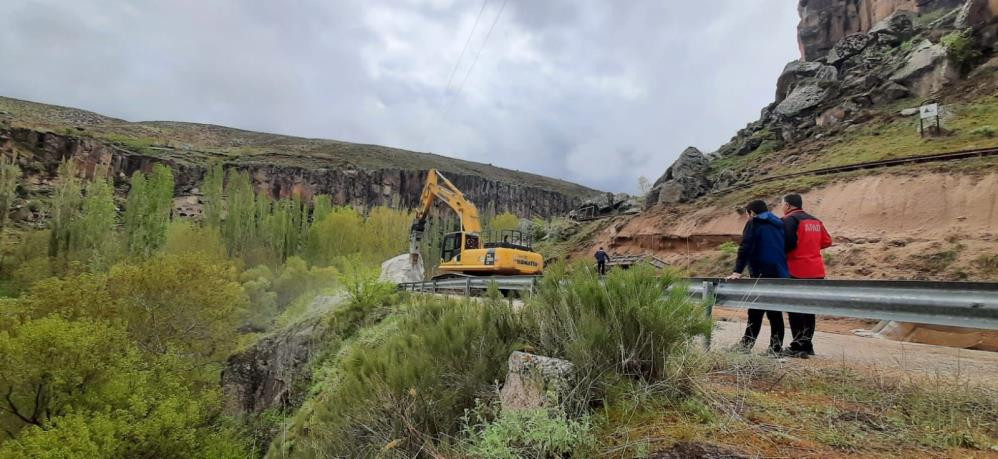 Dev kayalar yolu trafiğe kapattı - Resim : 2