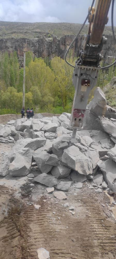 Dev kayalar yolu trafiğe kapattı - Resim : 8