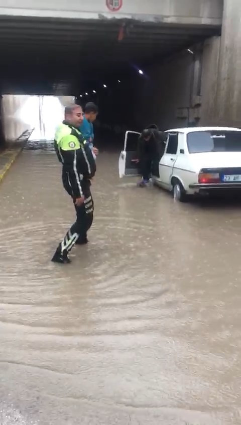Alt geçit göle döndü polis hayat kurtardı - Resim : 3