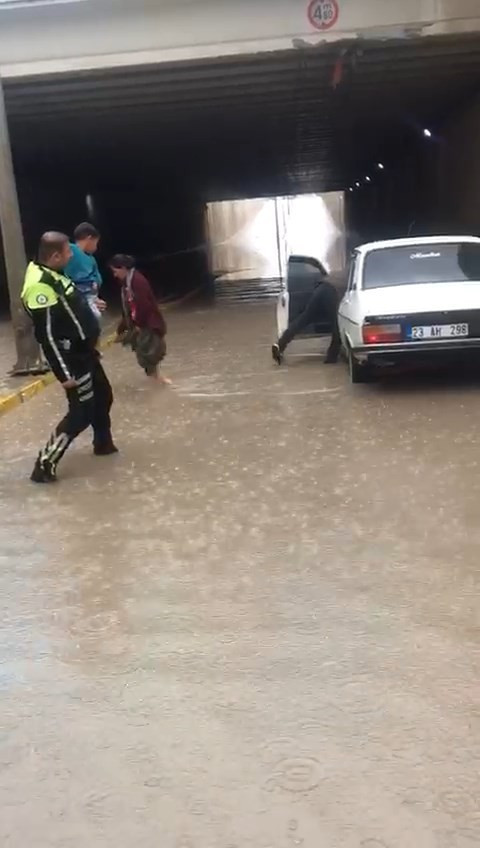 Alt geçit göle döndü polis hayat kurtardı - Resim : 4