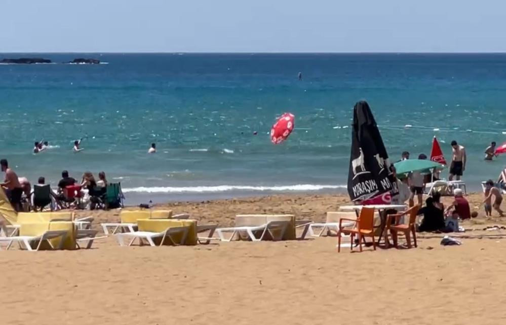 Uçurtma gibi havalandı. Tatilcilere korku dolu anlar yaşattı - Resim : 2