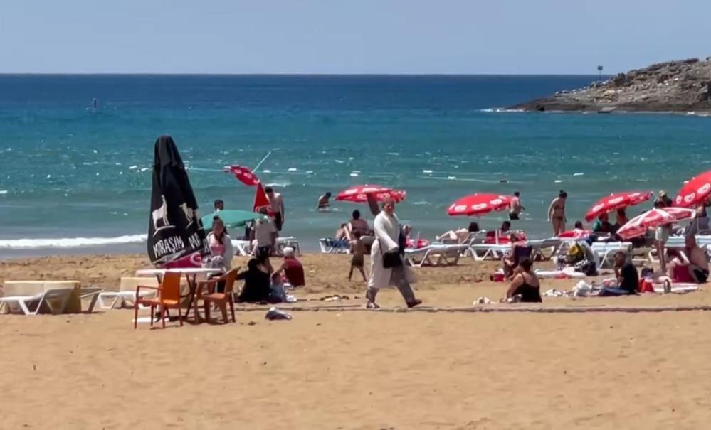 Uçurtma gibi havalandı. Tatilcilere korku dolu anlar yaşattı - Resim : 6