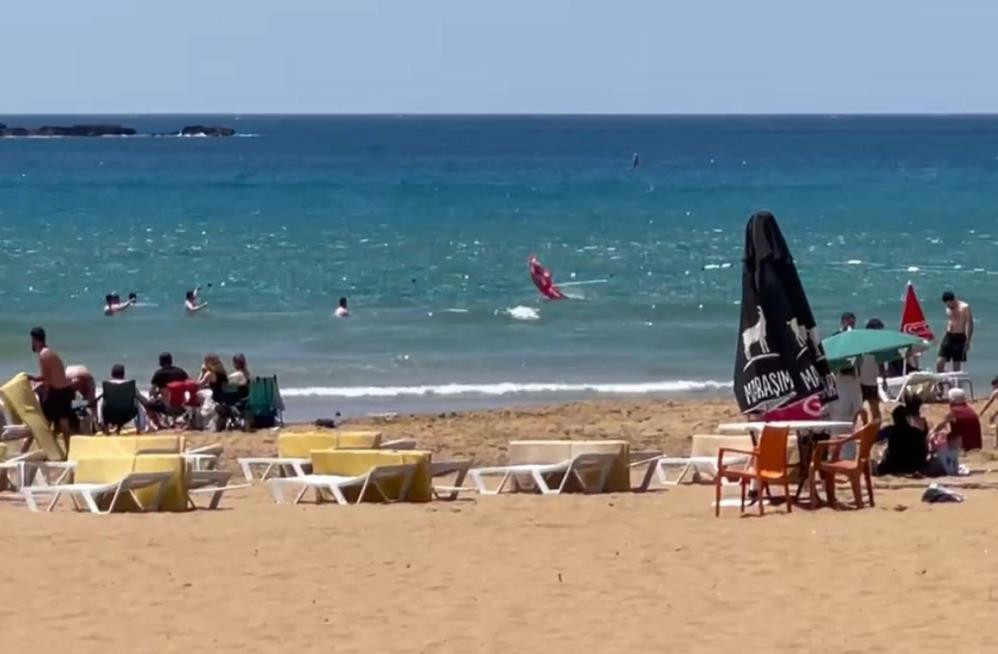 Uçurtma gibi havalandı. Tatilcilere korku dolu anlar yaşattı - Resim : 8