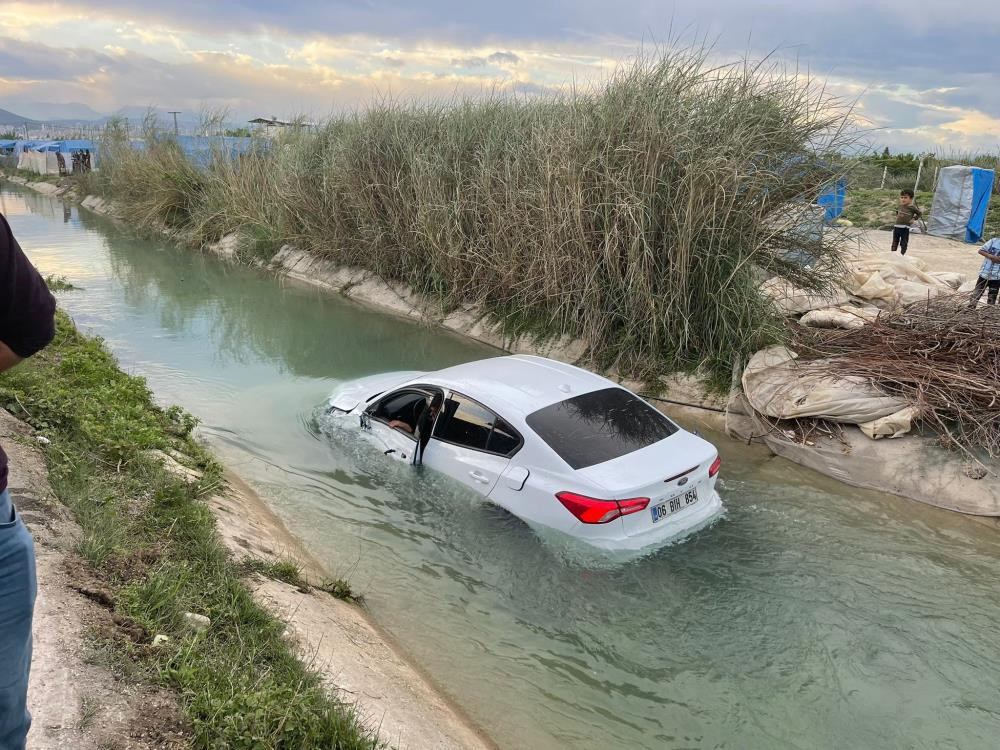 Kanala uçan otomobildeki 2 kişi yaralandı - Resim : 2