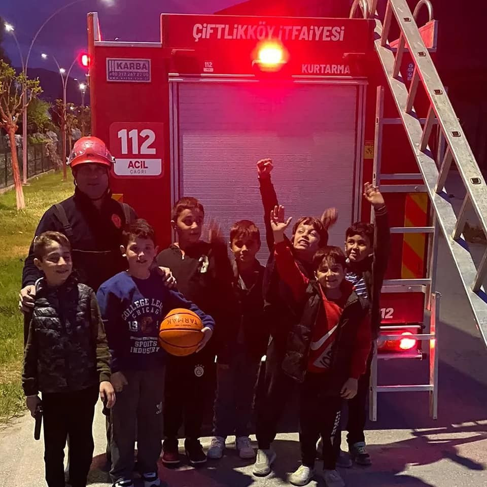 Çocukların dereye düşen topu itfaiyenin operasyonuyla kurtarıldı - Resim : 2