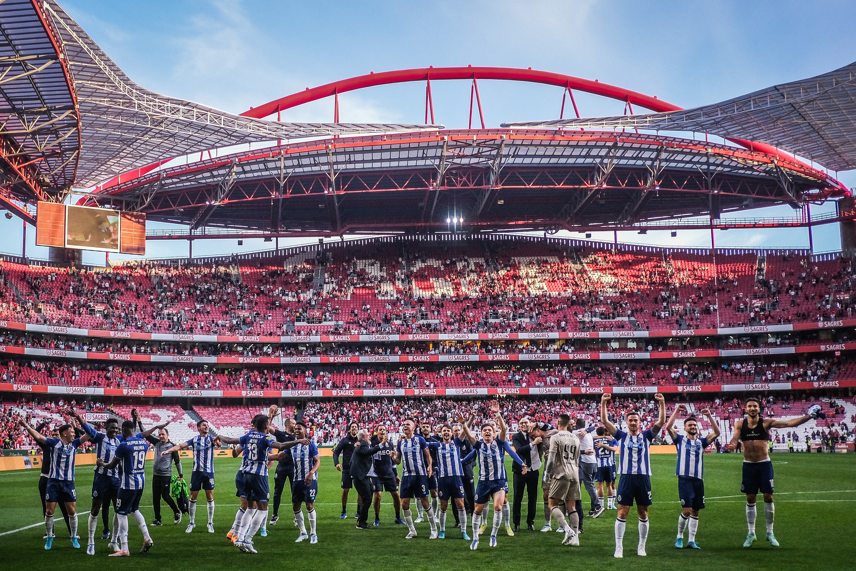 Porto, ezeli rakibinin sahasında şampiyon oldu - Resim : 2