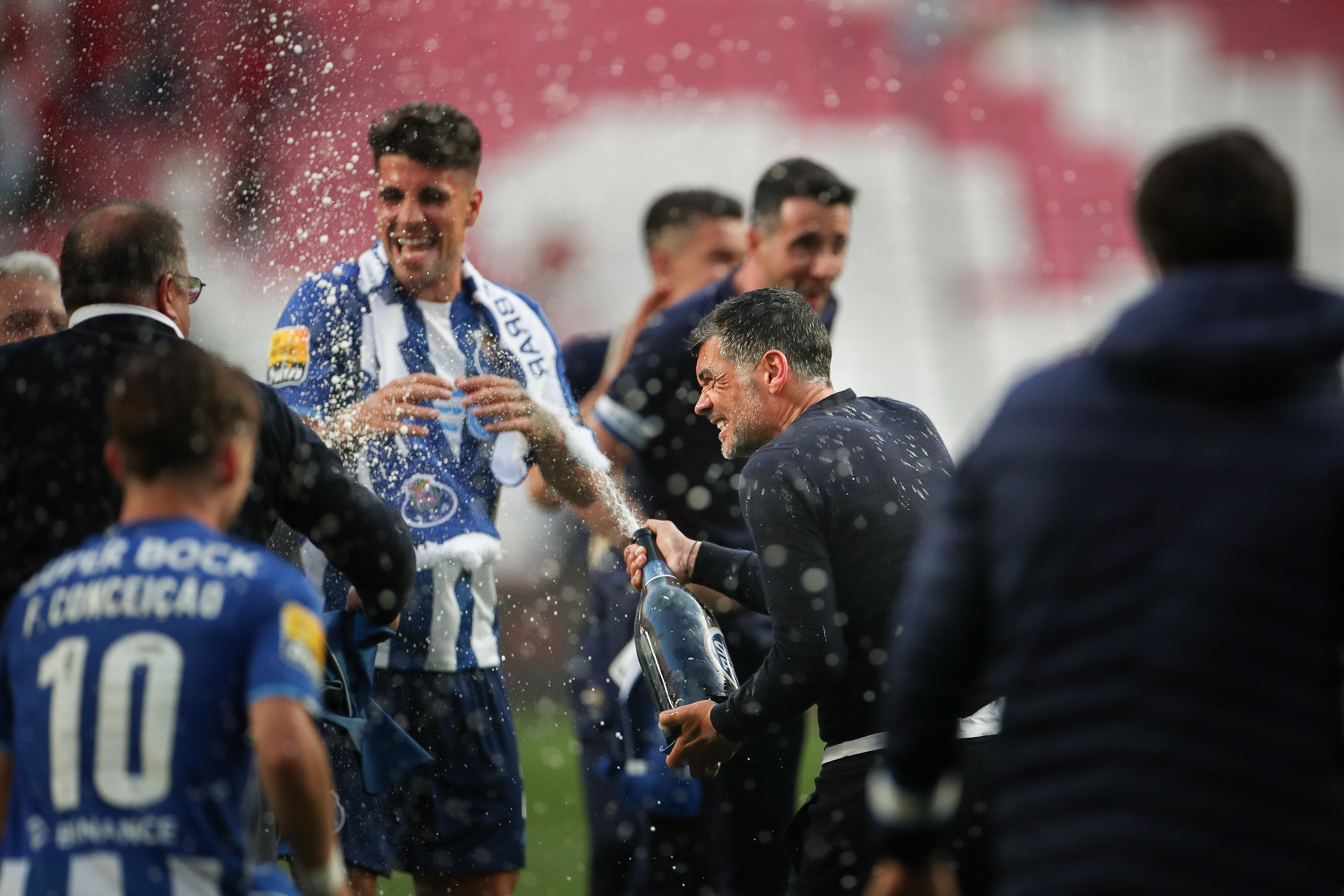 Porto, ezeli rakibinin sahasında şampiyon oldu - Resim : 1